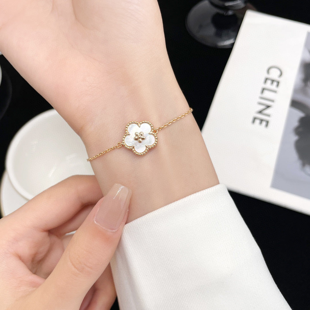 ¡®Lume Jewels¡¯LUCKY WHITE MOP PLUM BLOSSOM BRACELET