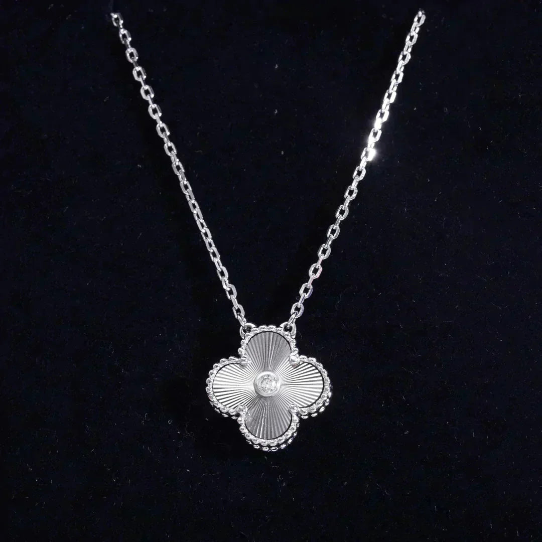¡®Lume Jewels¡¯CLOVER  15MM DIAMOND LASER NECKLACE SILVER