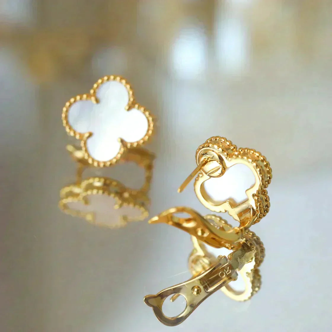 ¡®Lume Jewels¡¯CLOVER MEDIUM 1 MOTIFS  WHITE MOP STUD EARRINGS