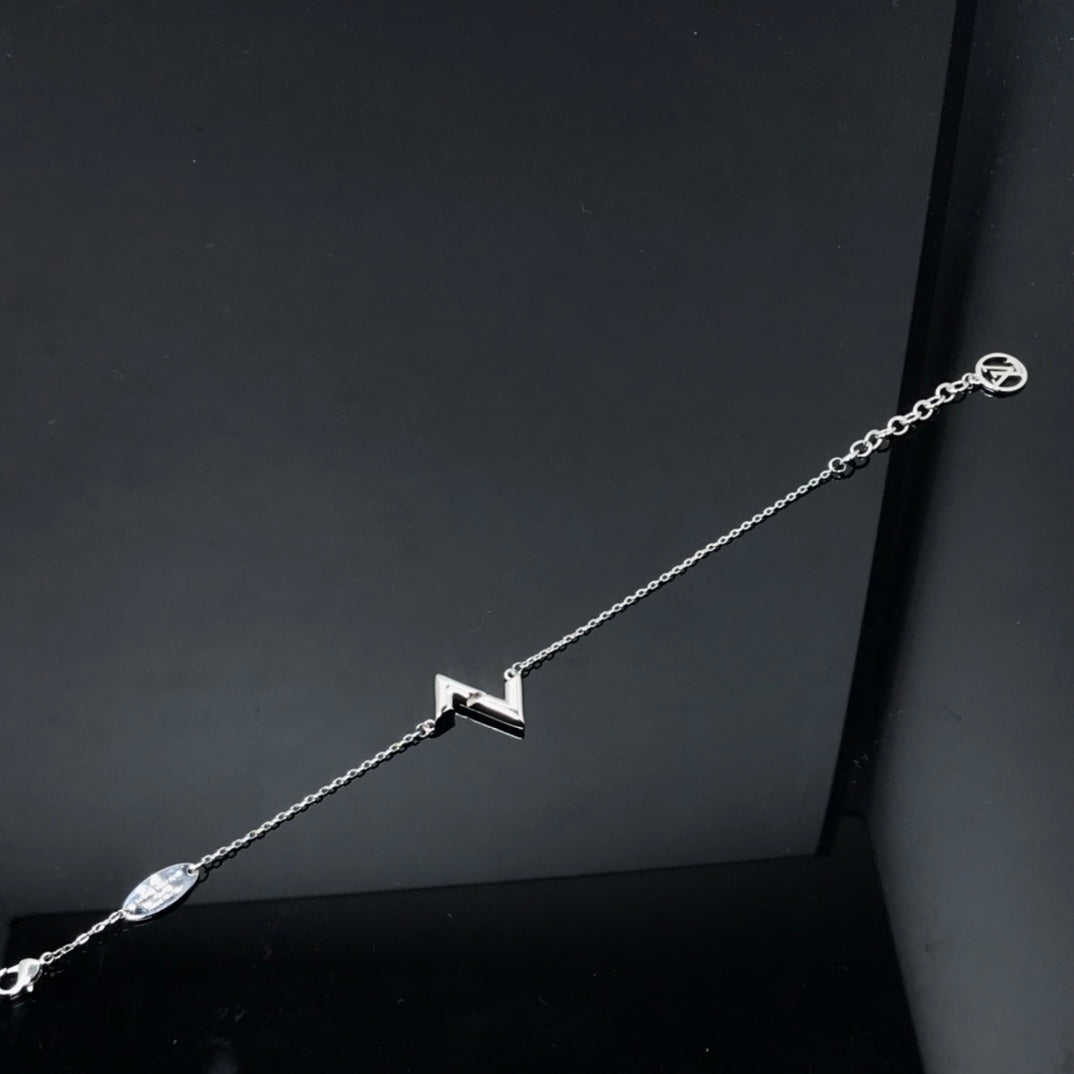 ¡®Lume Jewels¡¯VOLT LV LOGO BRACELET