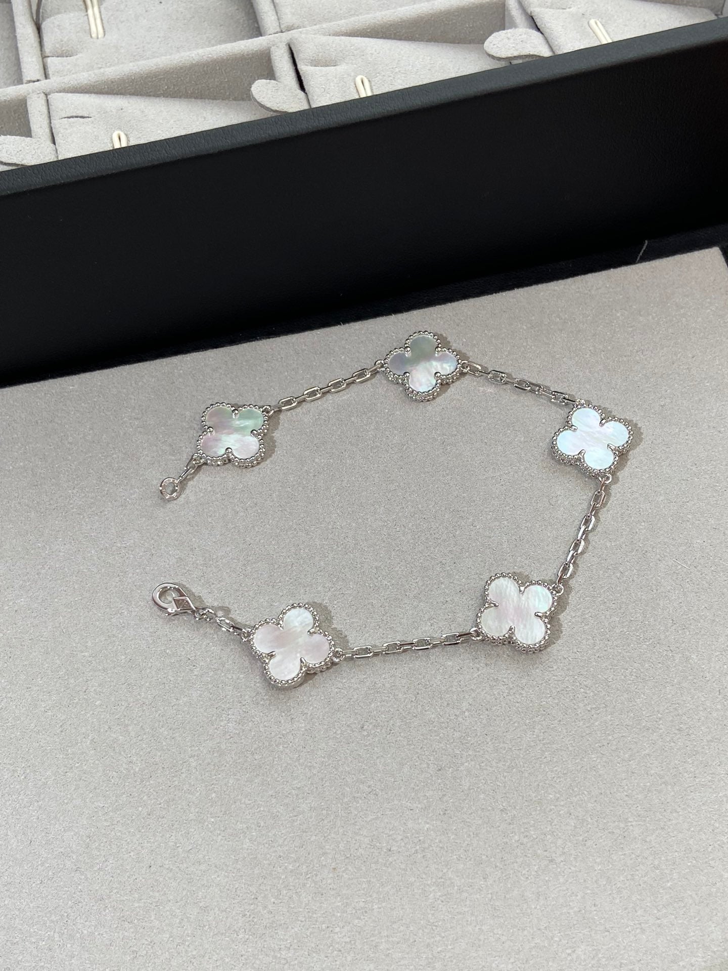 [Lume Jewels]New CLOVER WHITE PEARL MOP 5 MOTIF BRACELET COLLECTION