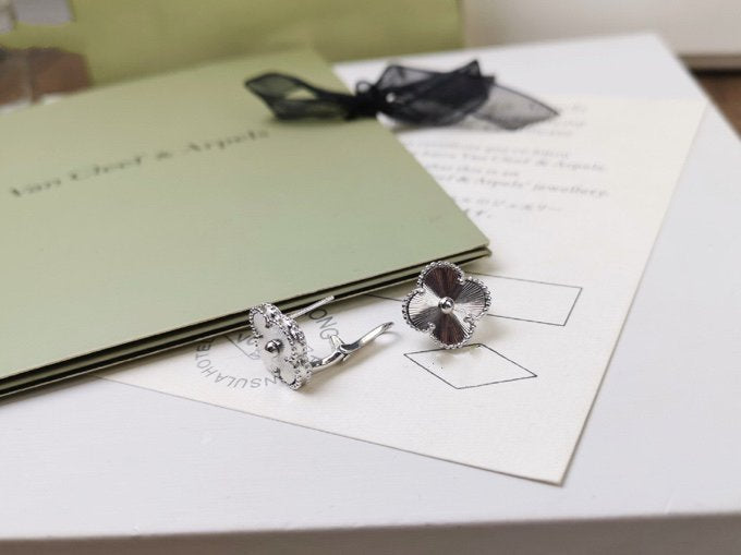 ¡®Lume Jewels¡¯CLOVER MEDIUM STUD EARRINGS
