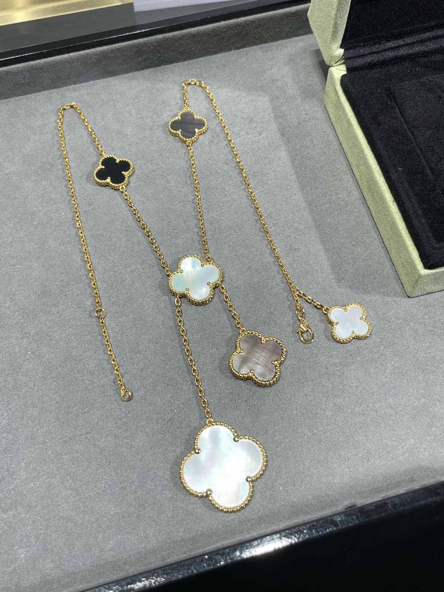 ¡®Lume Jewels¡¯CLOVER 6 MOTIF MOP ONYX GOLD NECKLACE