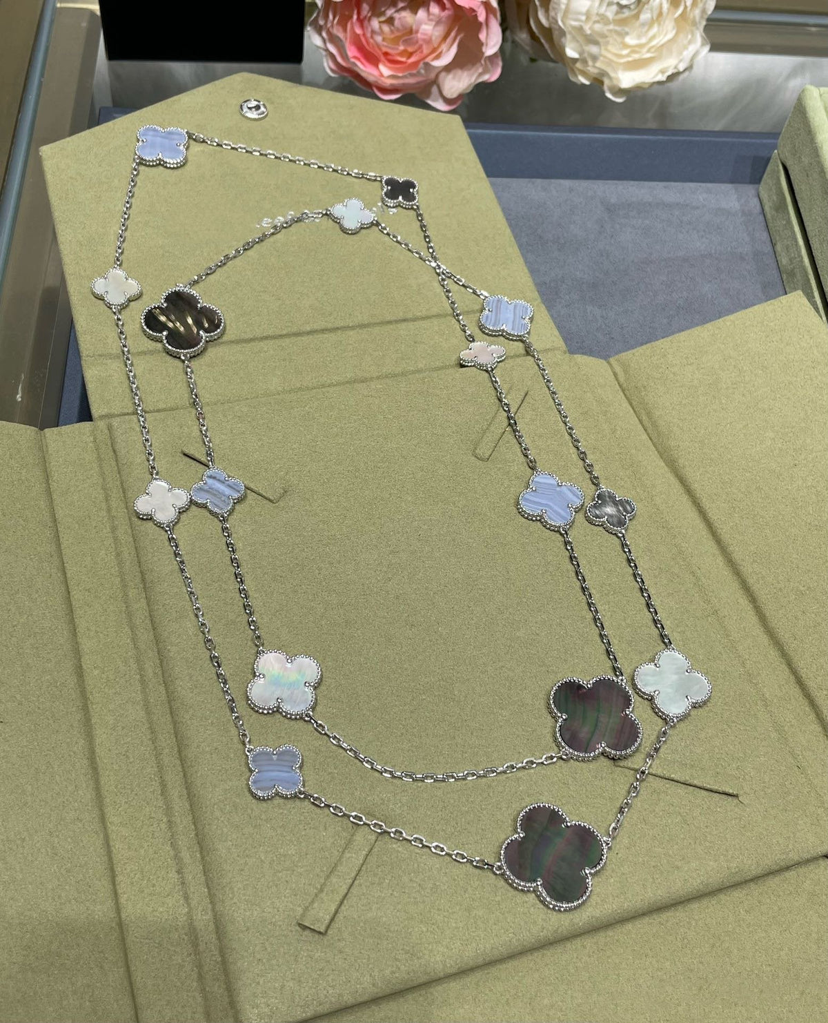 ¡®Lume Jewels¡¯CLOVER 16 MOTIF CHALCEDONY MOP SILVER NECKLACE