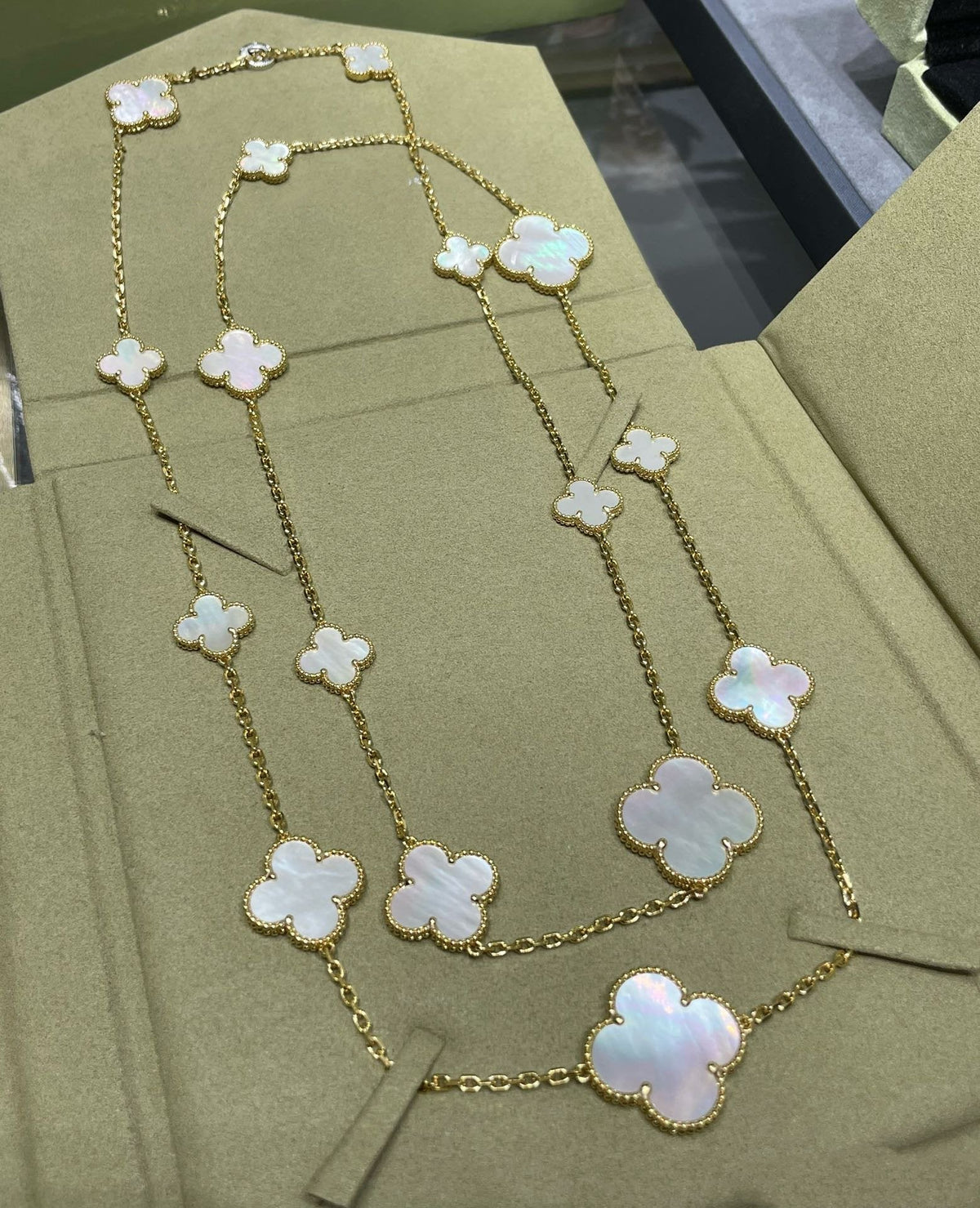 ¡®Lume Jewels¡¯CLOVER 16 MOTIF WHITE MOP GOLD NECKLACE