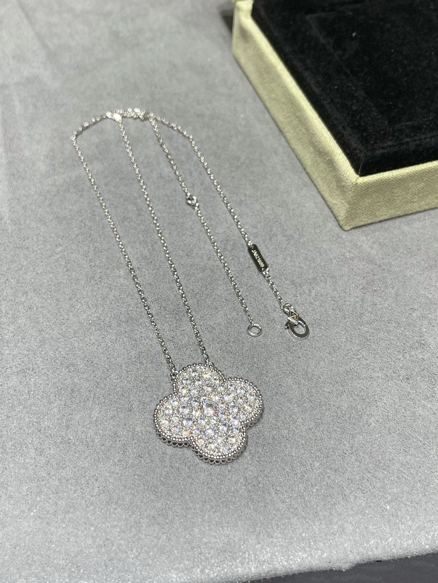 ¡®Lume Jewels¡¯CLOVER 25MM LARGE PENDANT DIAMOND PAVED SILVER NECKLACE