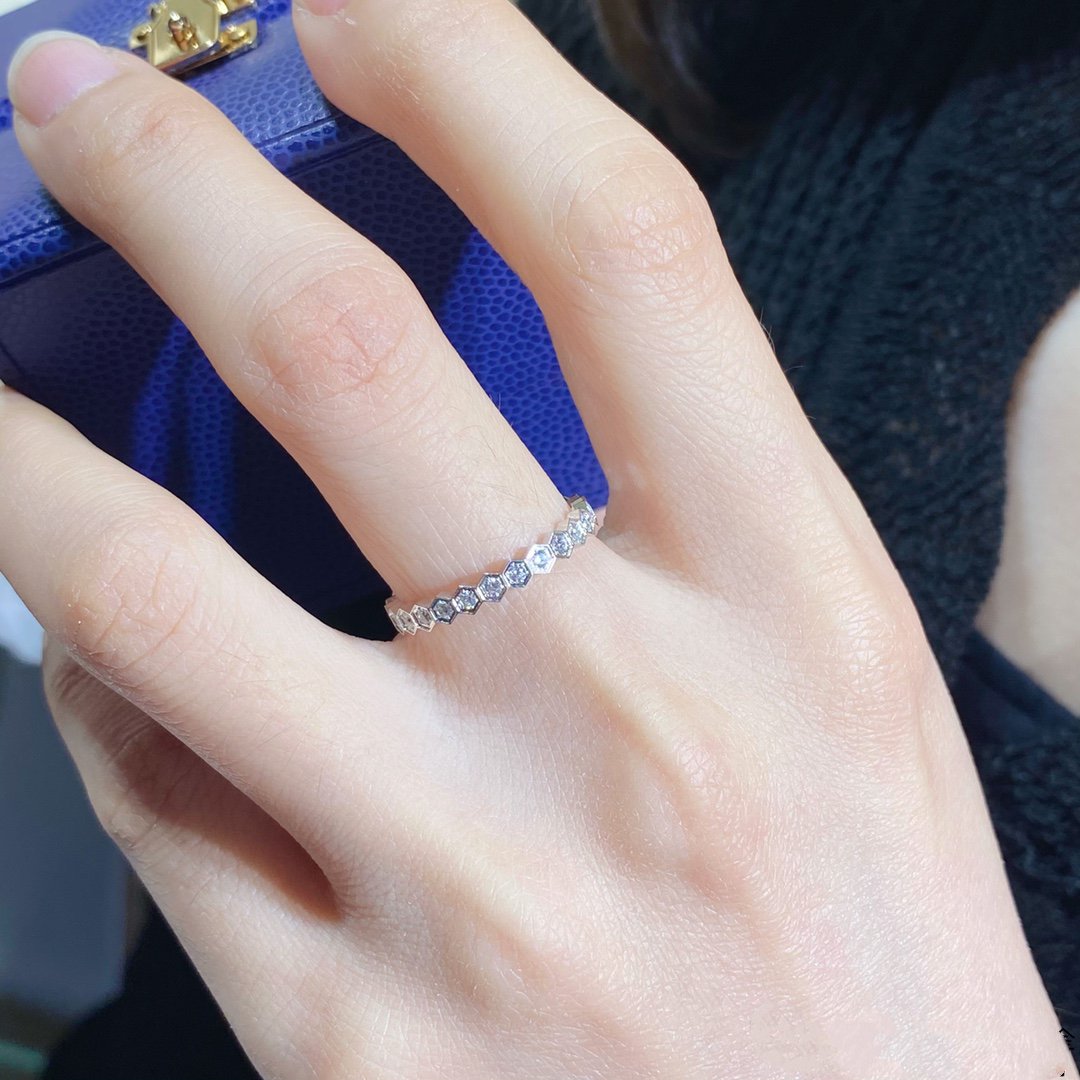 ¡®Lume Jewels¡¯BEE LOVE DIAMOND PAVED SMALL RING