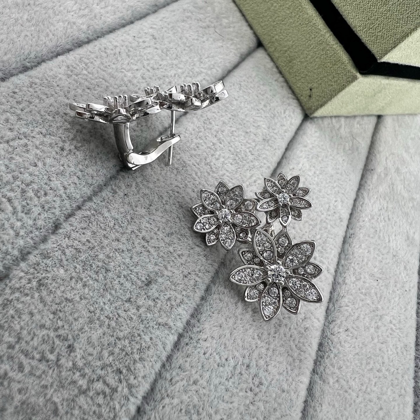 [Lume Jewels] Full Diamond Hollow Lotus Necklace Set