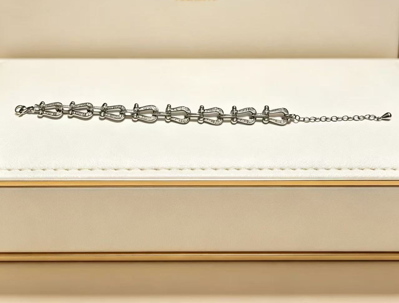 ¡®Lume JewelsDiamond-studded Horseshoe Bracelet