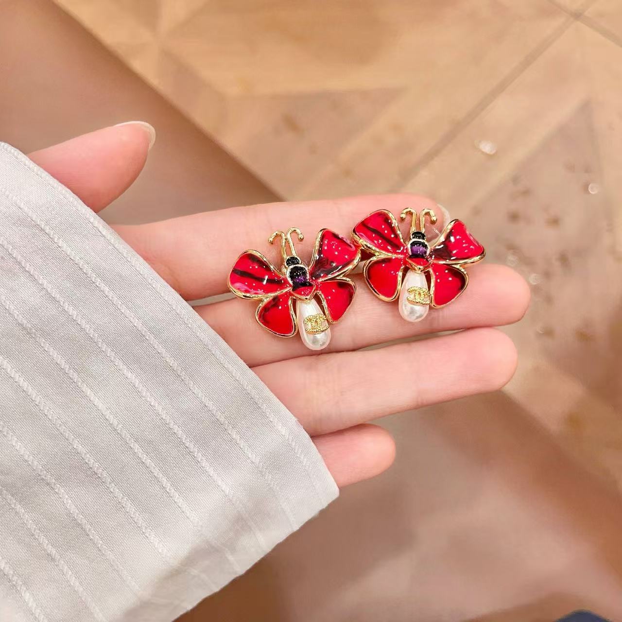 [Lume Jewels] Ladybug Enamel & Faux Pearl Clip-On Earrings