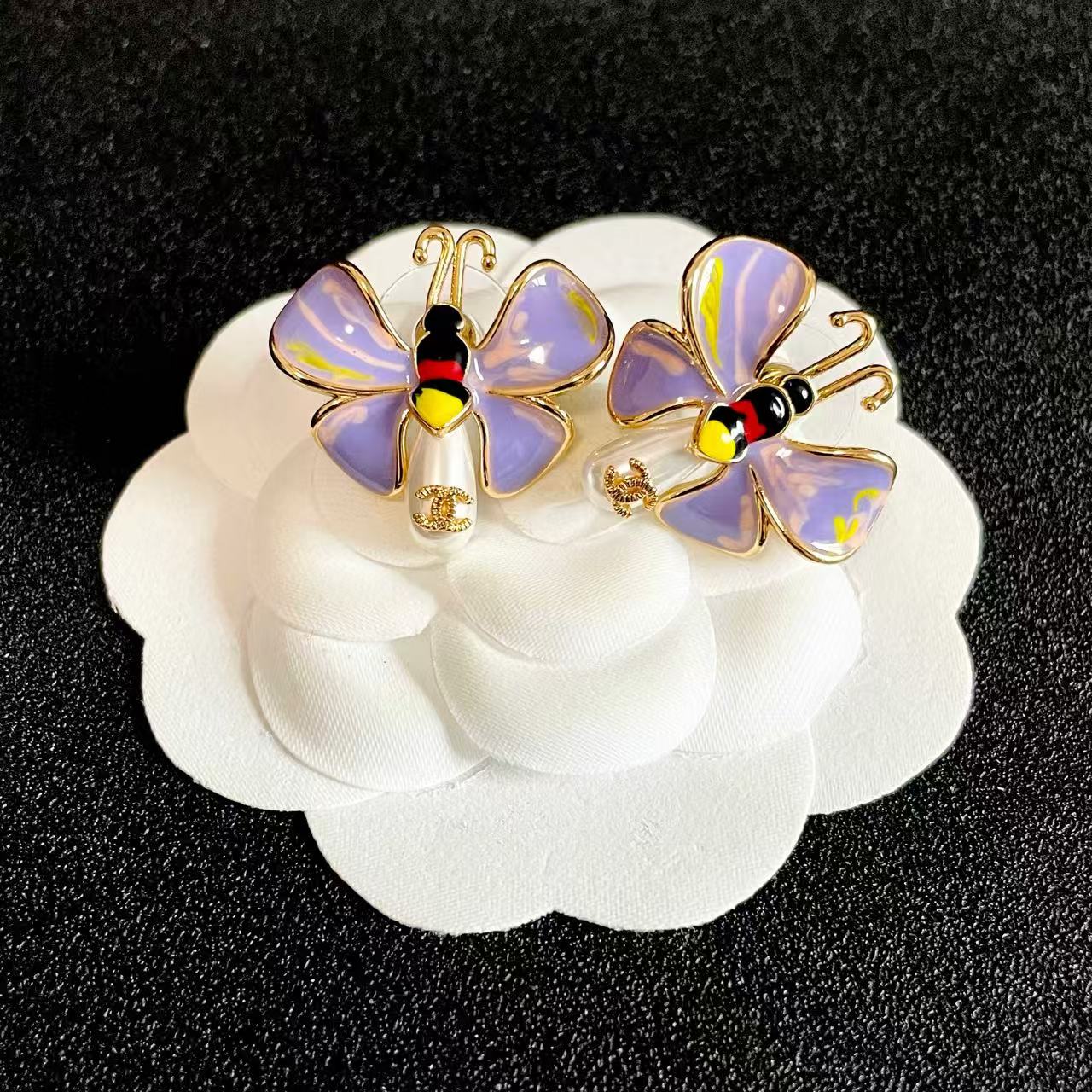 [Lume Jewels] Ladybug Enamel & Faux Pearl Clip-On Earrings