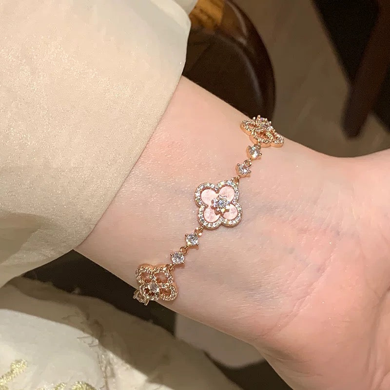 ¡®Lume Jewels¡¯CLOVER 5 MOTIF PINK BLUE RED WHITE BRACELET