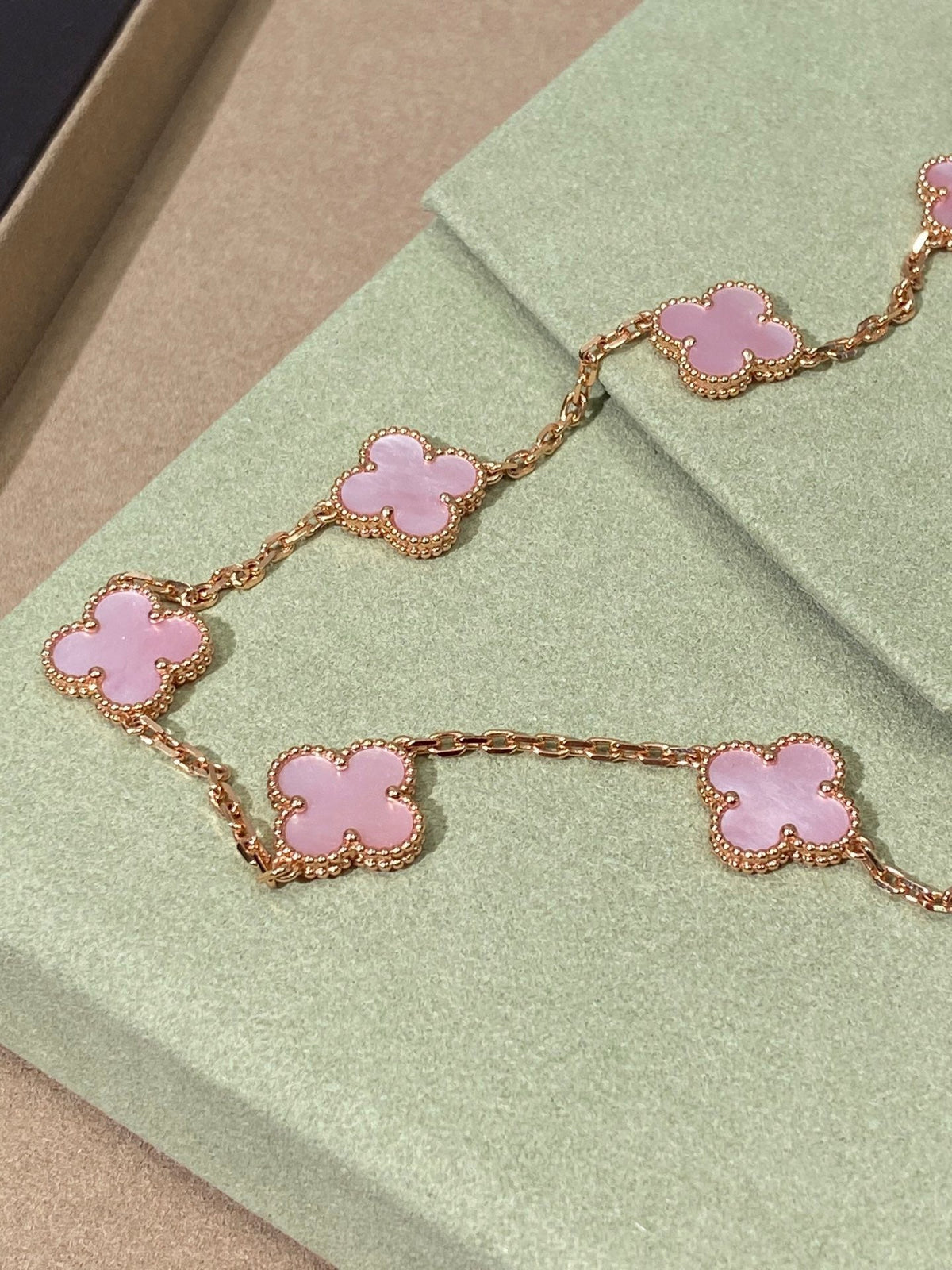 [Lume Jewels] Pink Necklace with Ten Clover Designs