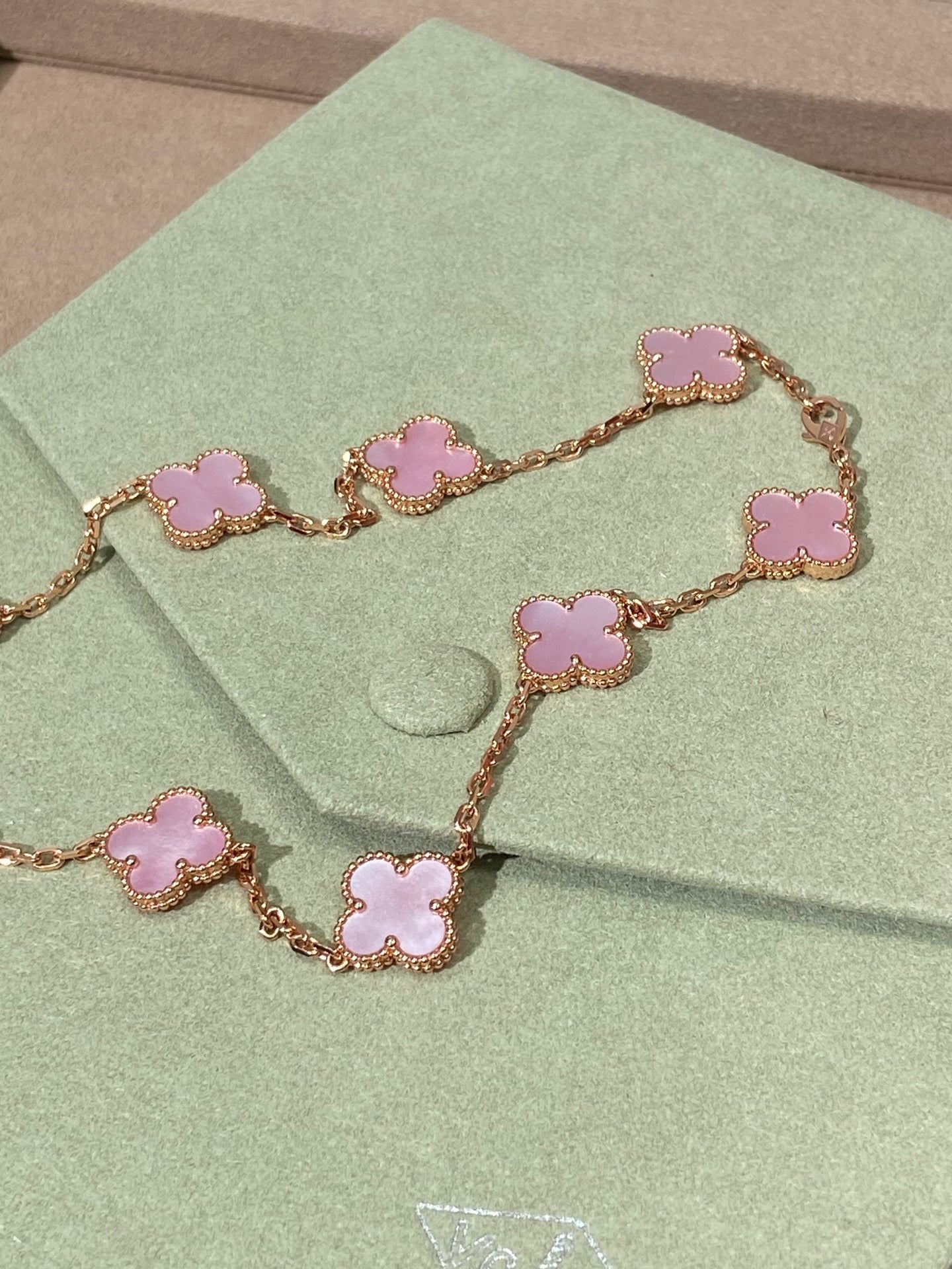 [Lume Jewels] Pink Necklace with Ten Clover Designs