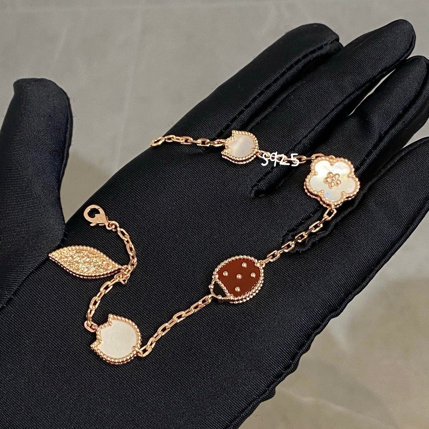 ¡®Lume Jewels¡¯LUCKY SPRING 5 MOTIF BRACELET