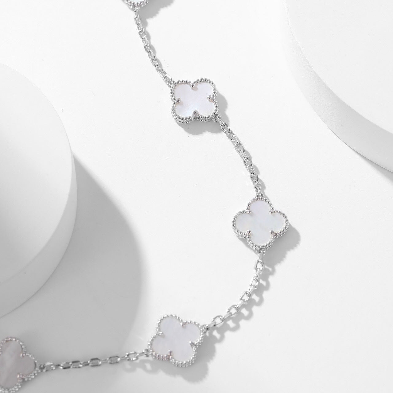 ¡®Lume Jewels¡¯CLOVER 10 MOTIFS WHITE MOTHER OF PEARL NECKLACE