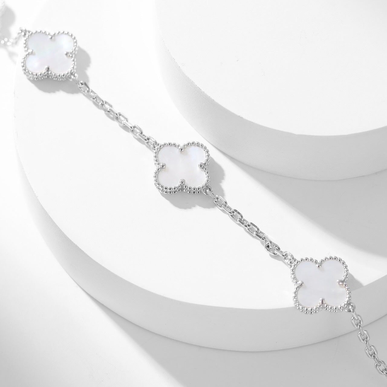 ¡®Lume Jewels¡¯CLOVER 10 MOTIFS WHITE MOTHER OF PEARL NECKLACE