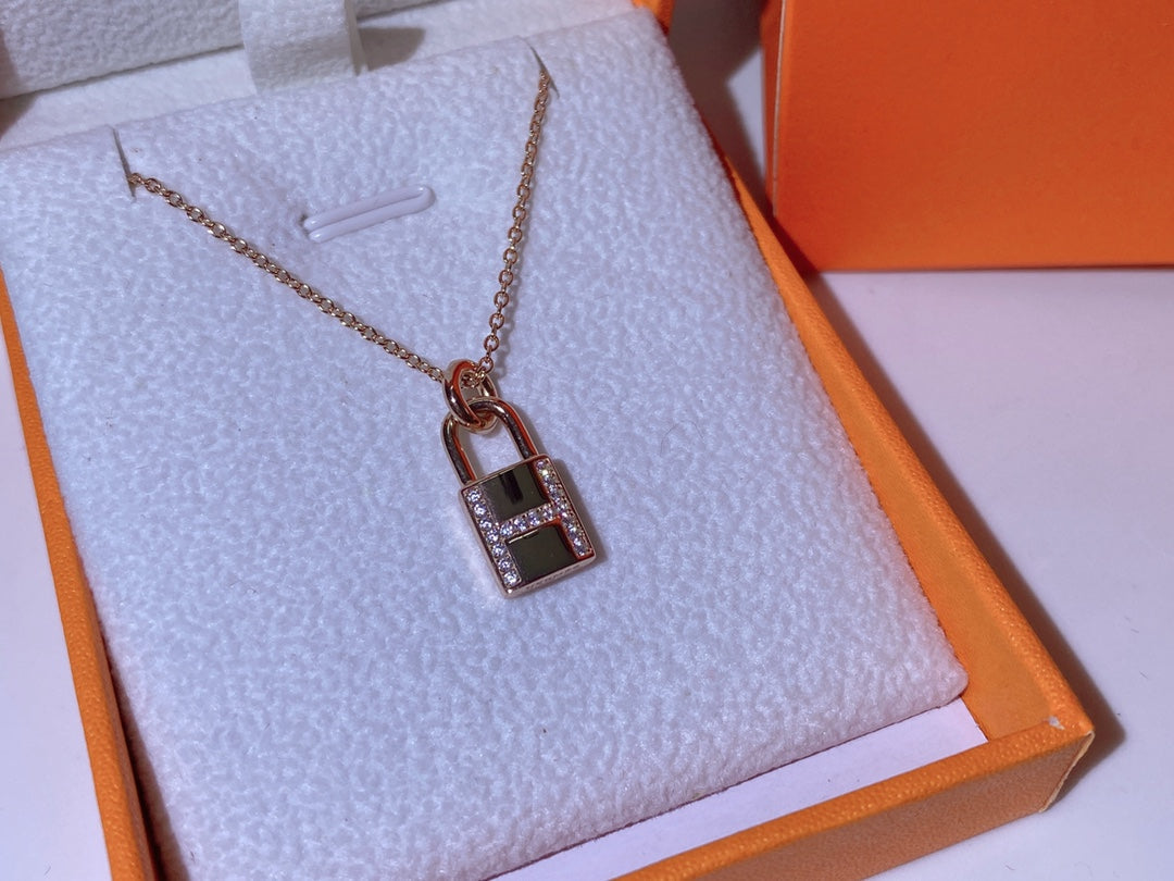 ¡®Lume Jewels¡¯HM ADVANCED NICHE LOCK HEAD NECKLACE DIAMONDS