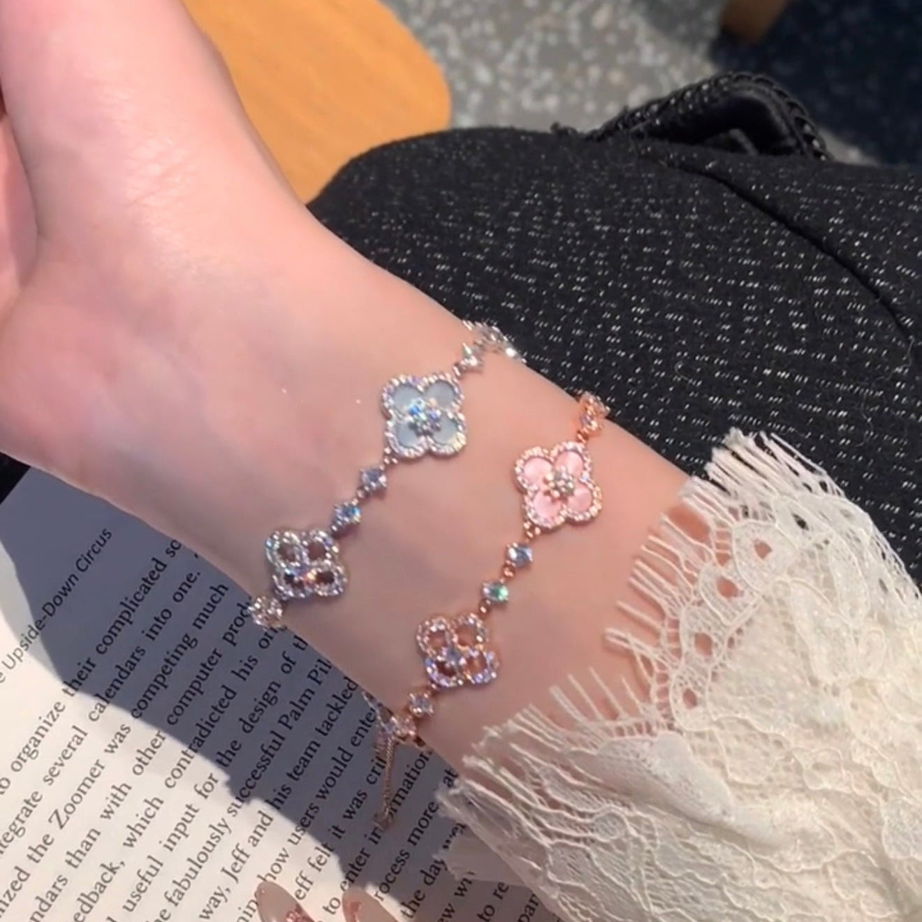 ¡®Lume Jewels¡¯CLOVER 5 MOTIF PINK BLUE RED WHITE BRACELET